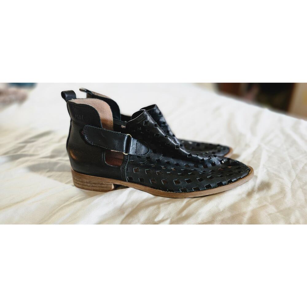 Musse & Cloud Calia Black Leather Perforated Ankle Booties Women's EU 39 US 8.5 - Picture 3 of 7